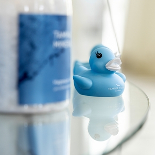 Detailaufnahme einer blauen Bade-Ente stehend in einem Verkaufsregal.