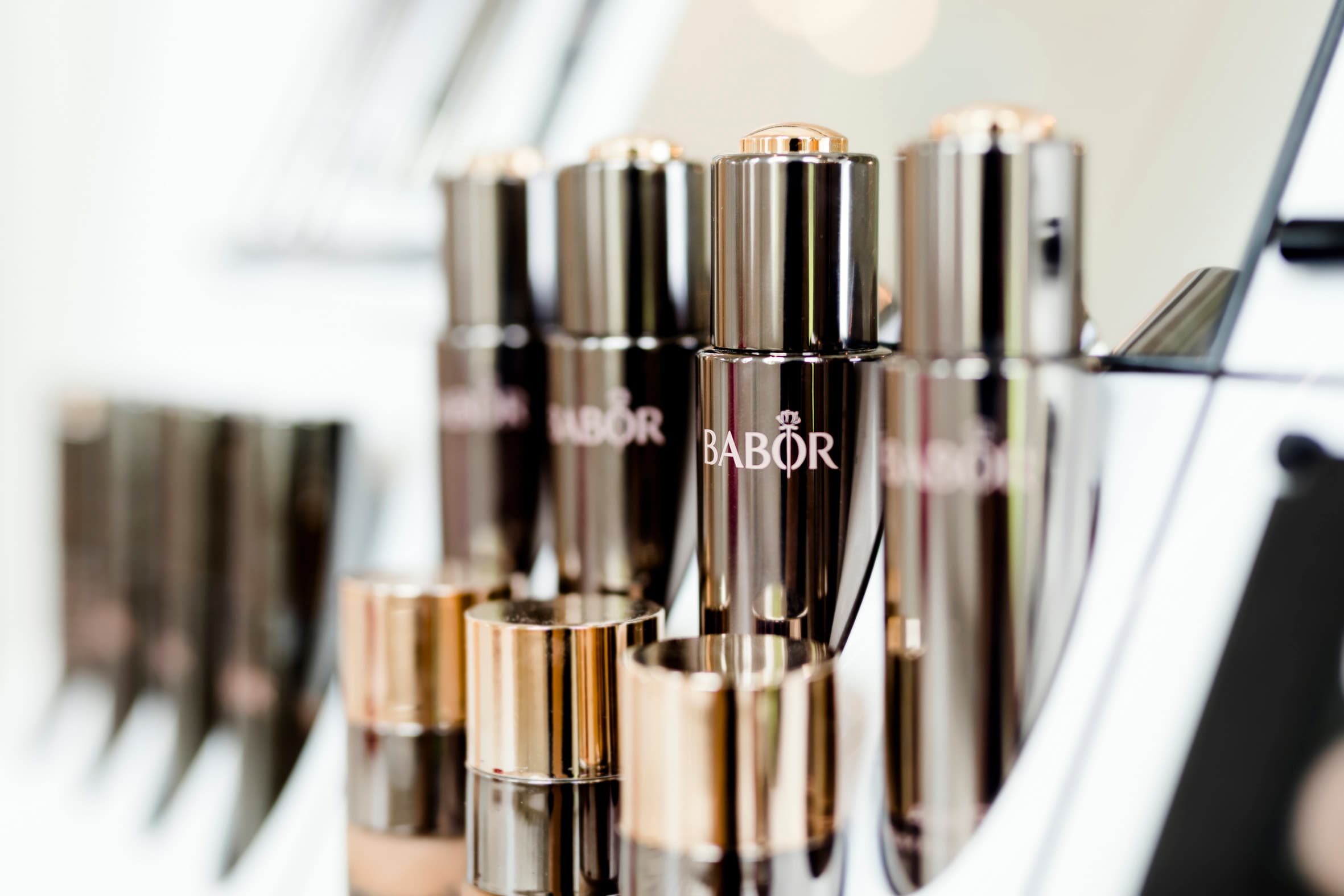 Nahaufnahme von mehreren Babor Kosmetik Produkten im Babor Shop der Tamina Therme.