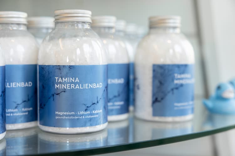 Detailaufnahme mehrerer Mineralienbad-Flaschen in der Boutique der Tamina Therme.