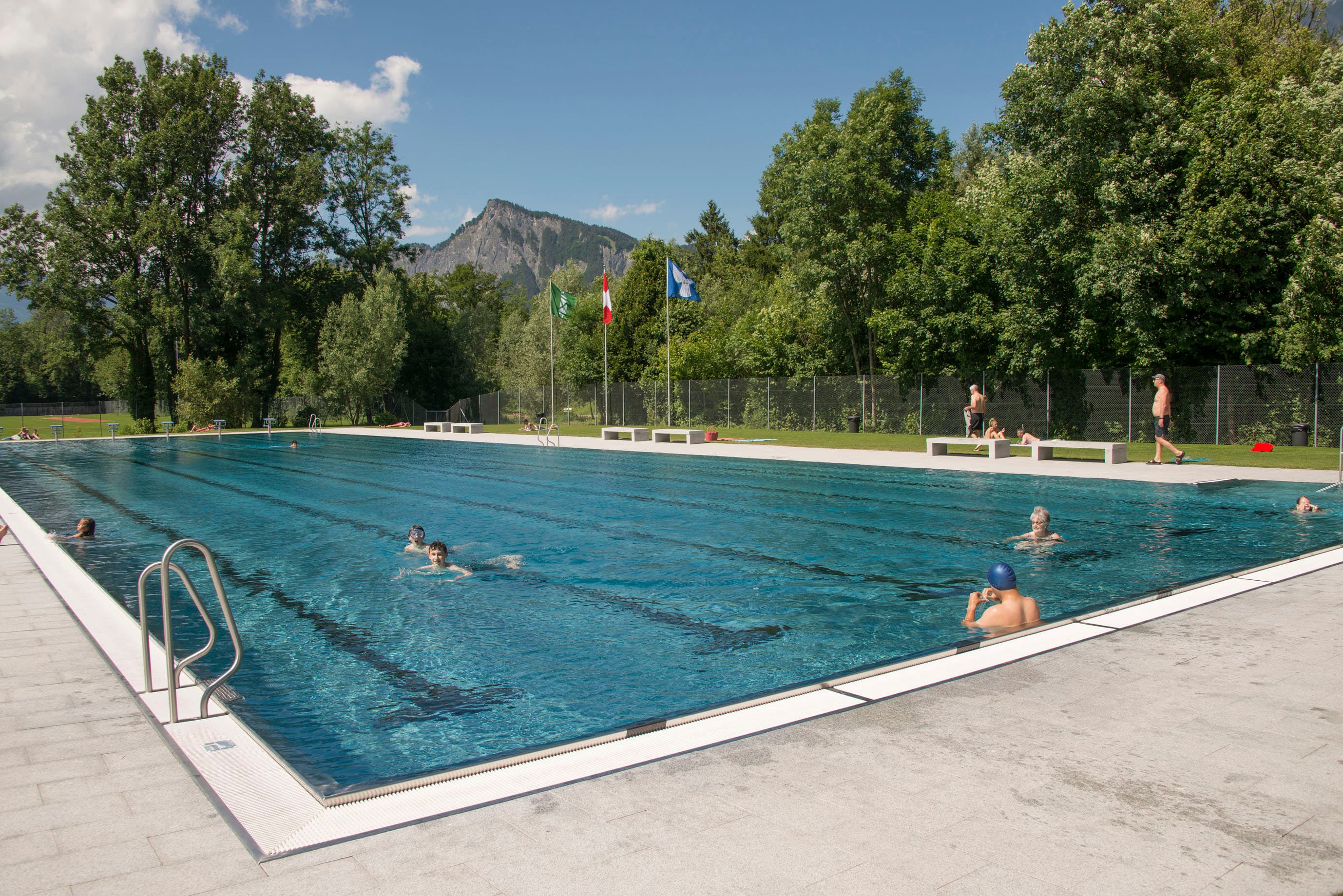Das Freibad Giessenpark und Blick auf das Außenschwimmbecken.