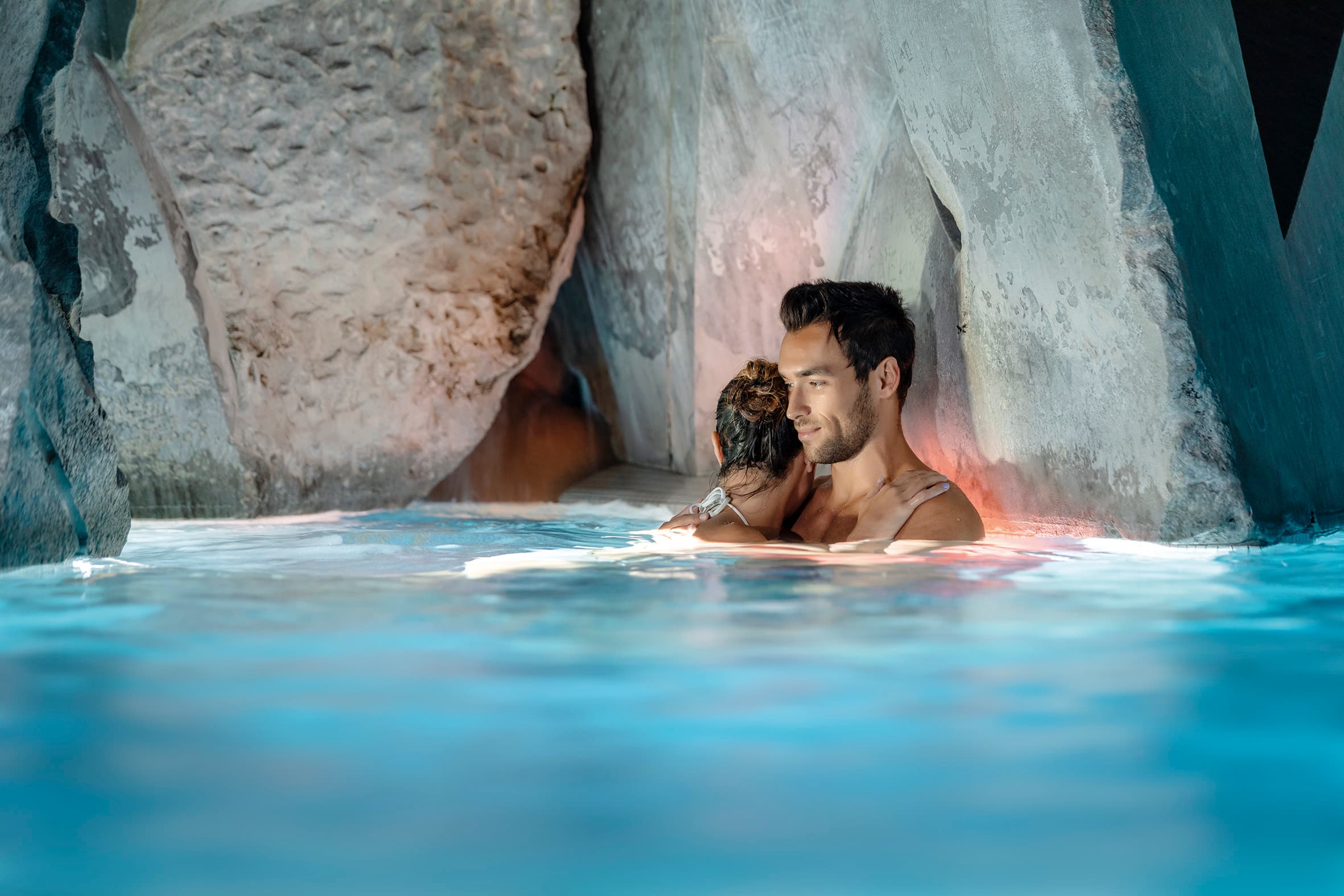 Ein Pärchen kuschelt im Außenpool der Tamina Therme in Bad Ragaz.