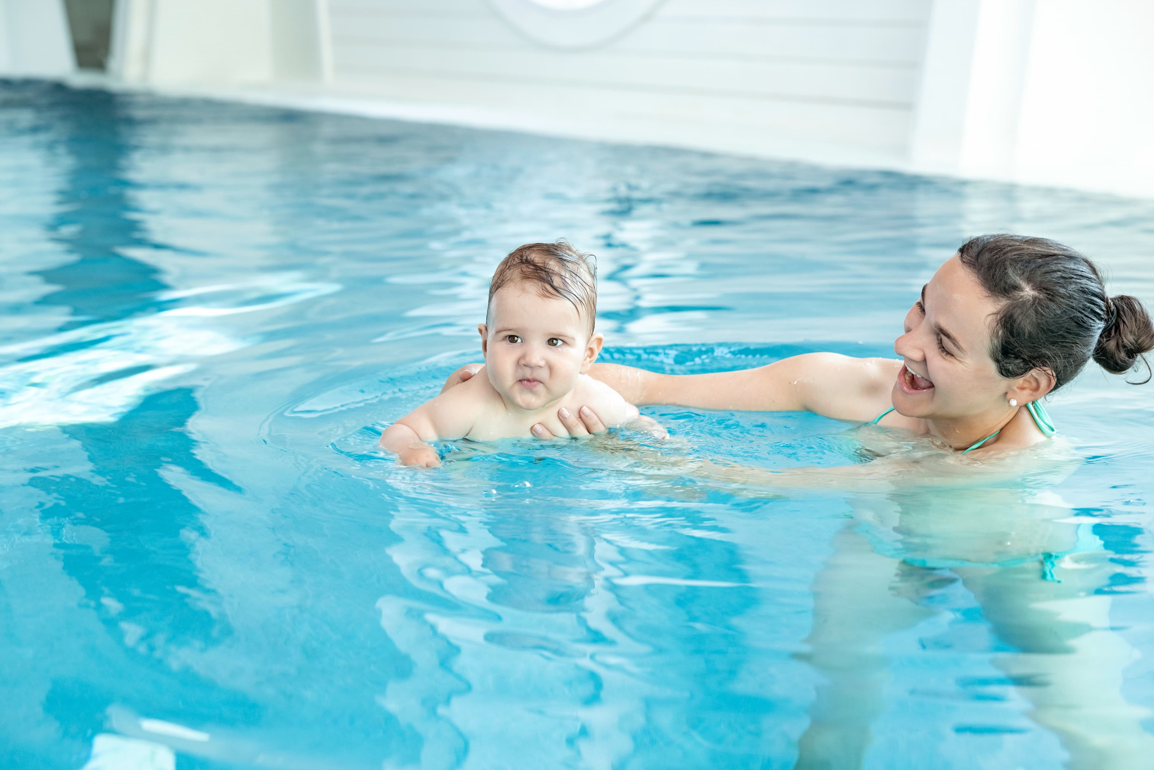 Eine Mutter lernt mit ihrem Kind schwimmen in der Tamina Therme.