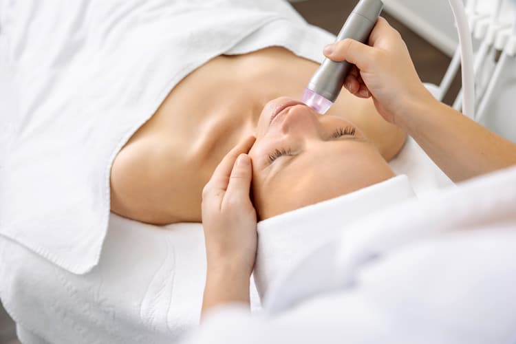 Eine Frau erhält eine SkinFusor Behandlung im Spa Bereich der Tamina Therme in Bad Ragaz.