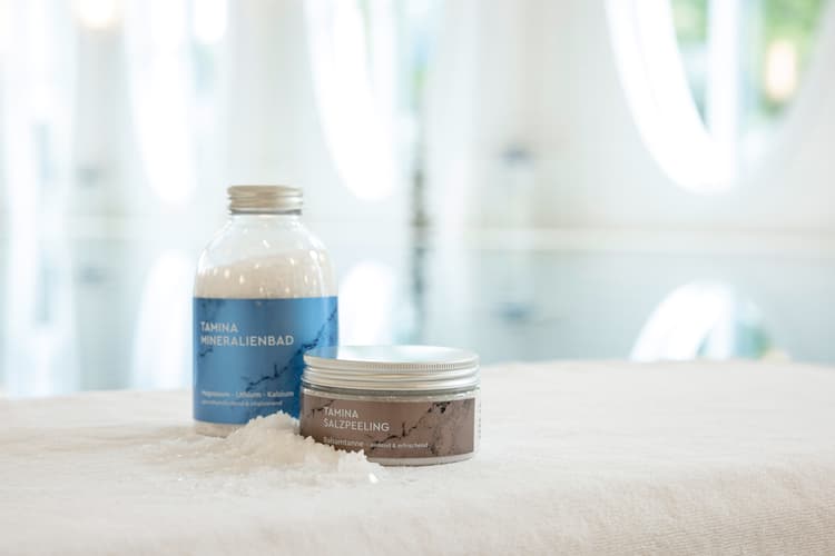 Nahaufnahme von einem Peeling Set in der Boutique der Tamina Therme in Bad Ragaz.