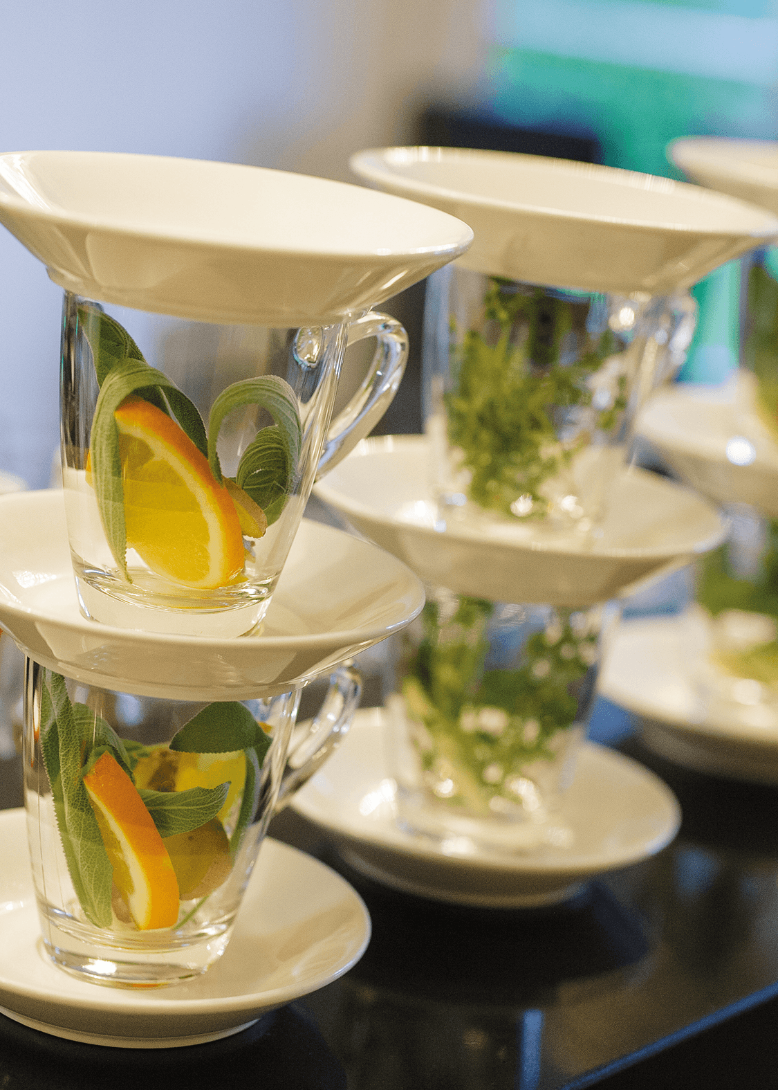 Nahaufnahme mehrere Aufguss Tees in der Bistro Lounge der Tamina Therme.