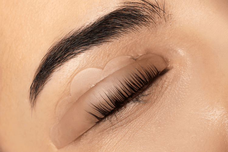 Detailaufnahme während einer Wimpern Lifting Behandlung.