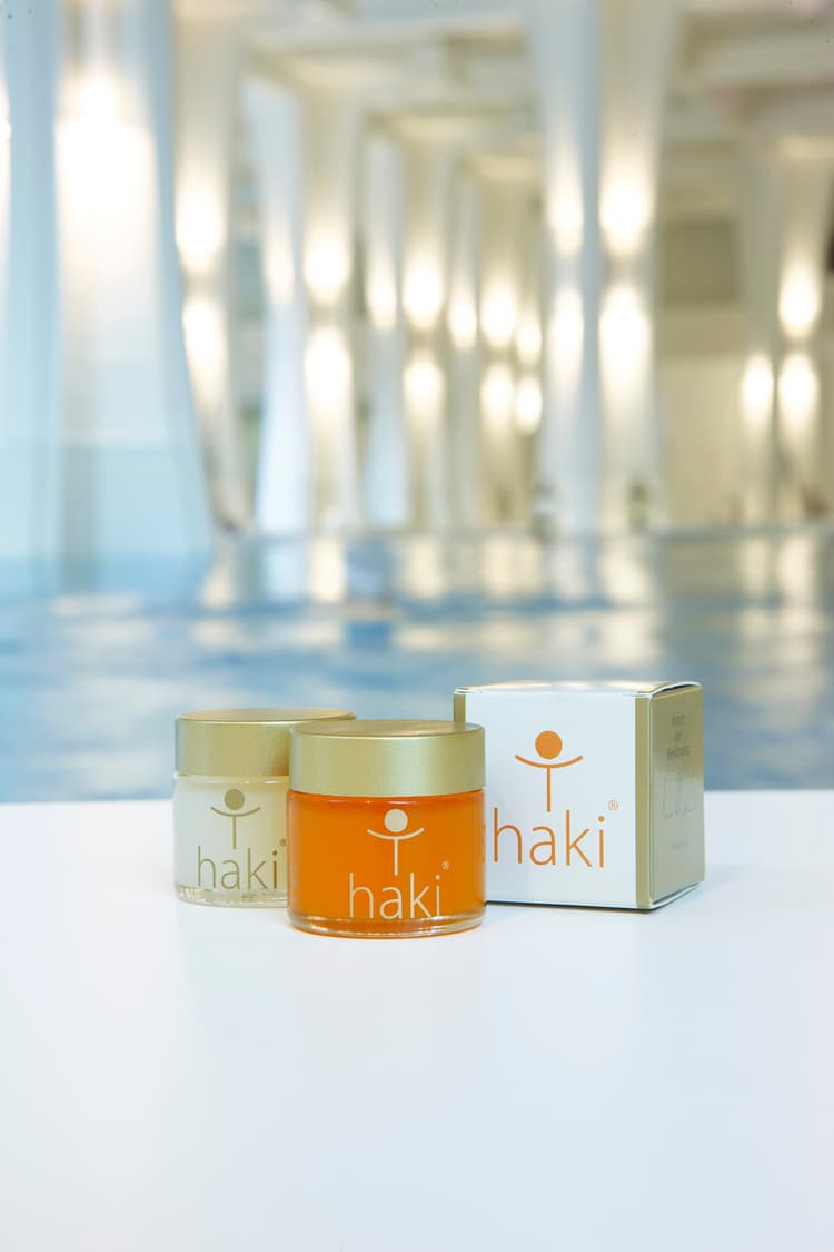 Drei Tuben Haki Balsam stehen in der Boutique der Tamina Therme.