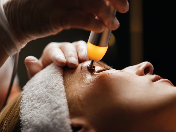 Eine Frau erhält eine Radiofrequenz Behandlung im Spa Bereich der Tamina Therme in Bad Ragaz.