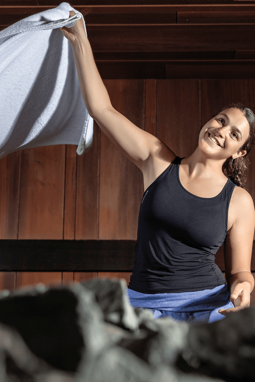 Eine Mitarbeiterin der Tamina Therme macht einen Aufguss in der Sauna der Tamina Therme.