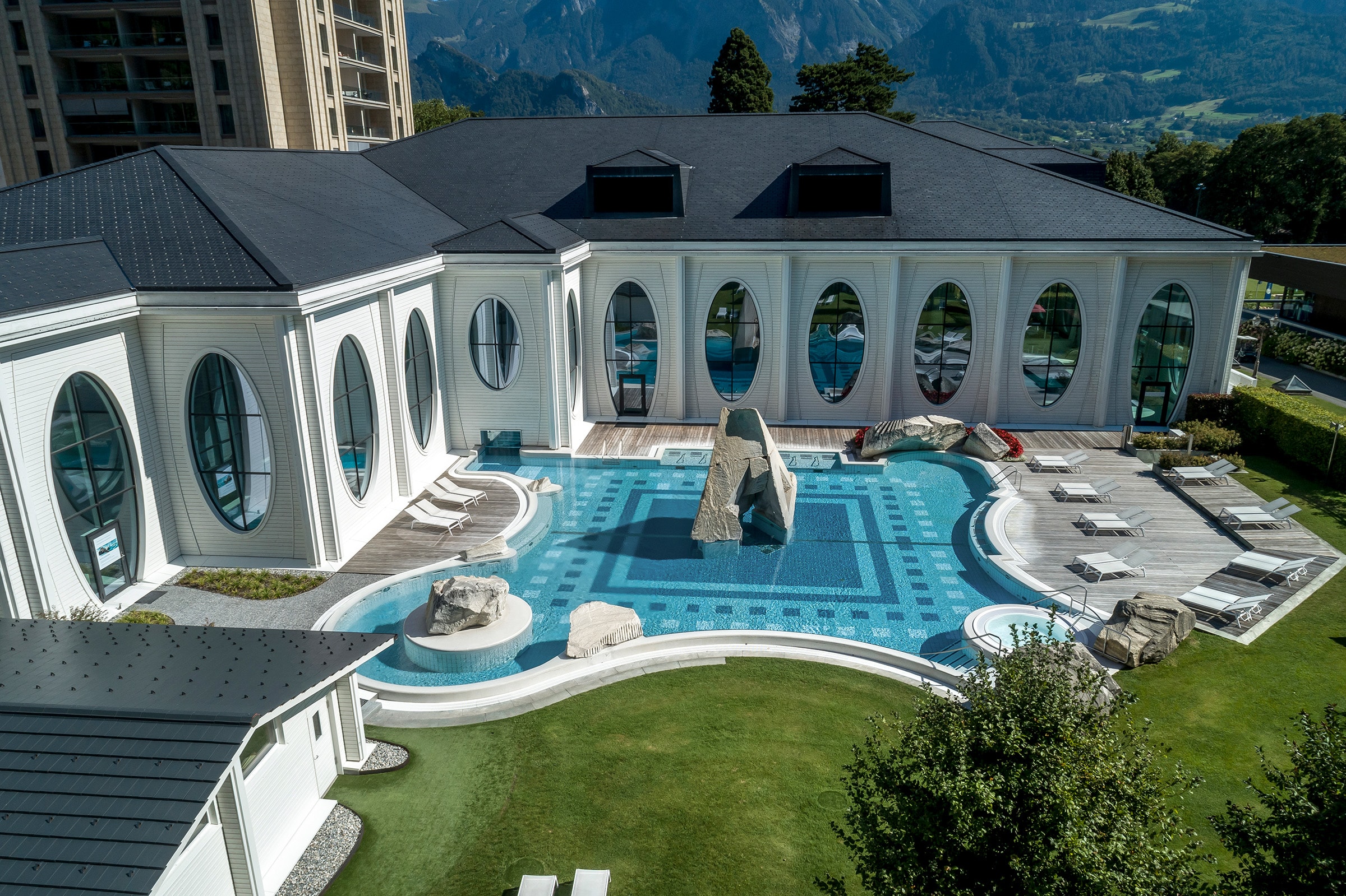 Außenansicht der Tamina Therme in der Schweiz.