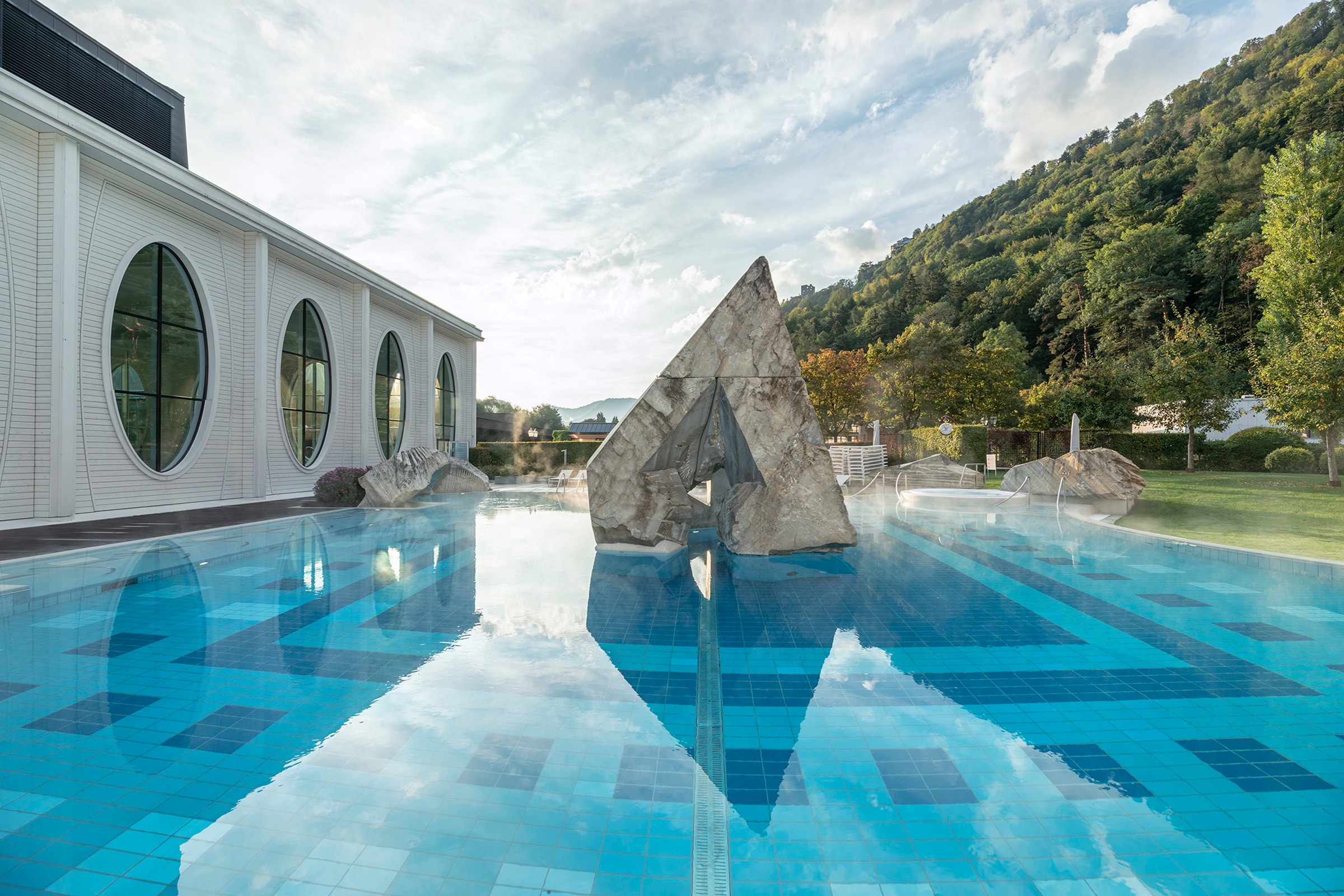Blick auf den Außenpool des Thermalbads in Bad Ragaz - Schweiz