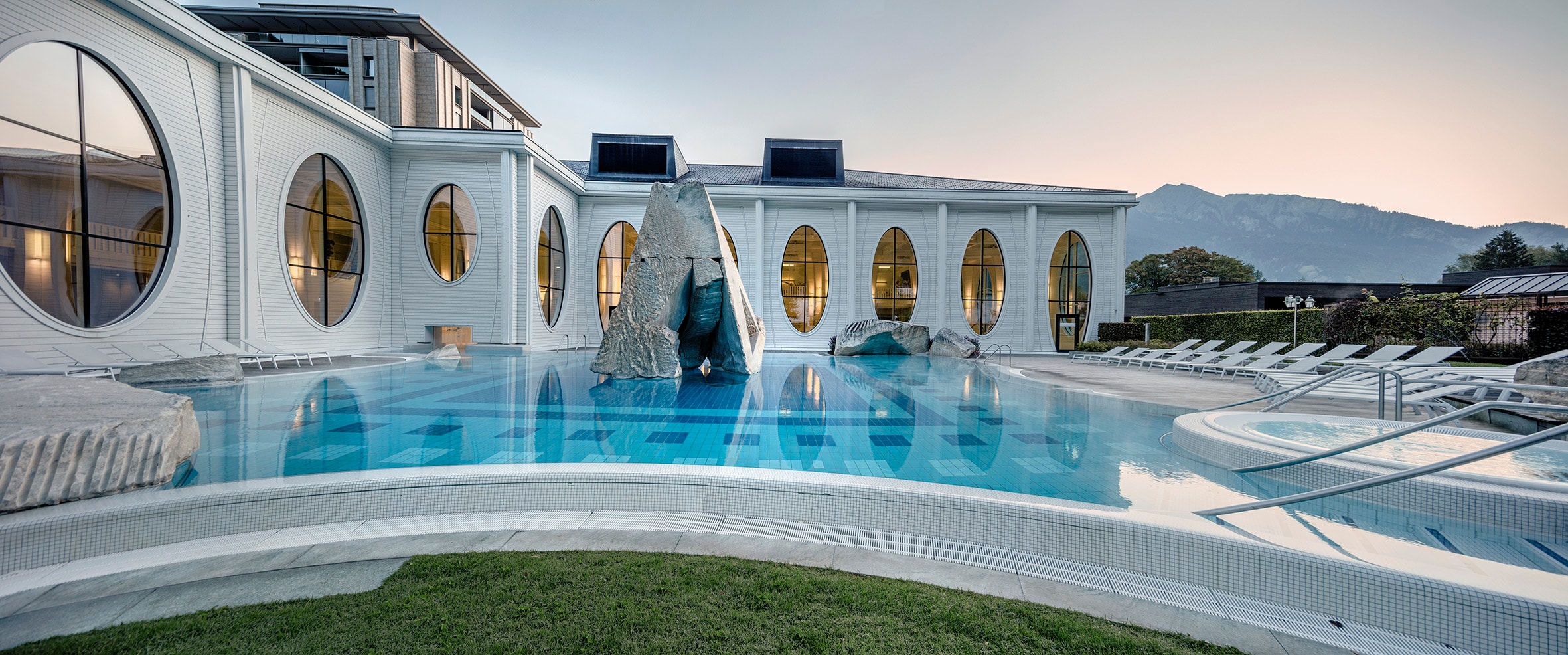 Die Tamina Therme am frühen morgen von außen fotografiert.