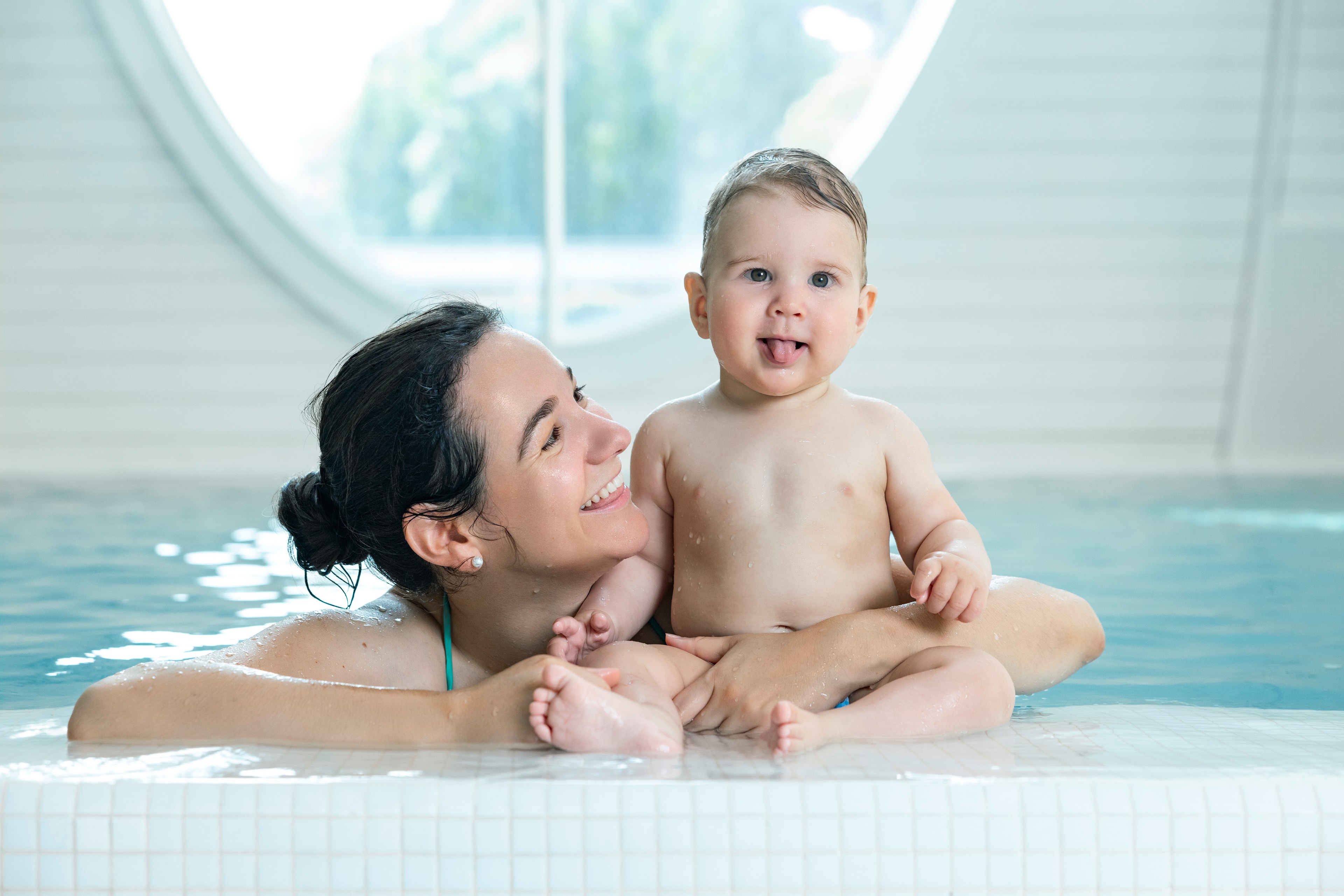 Mutter und Kind beim Schwimmkurs im Thermalbad Bad Ragaz - Schweiz.