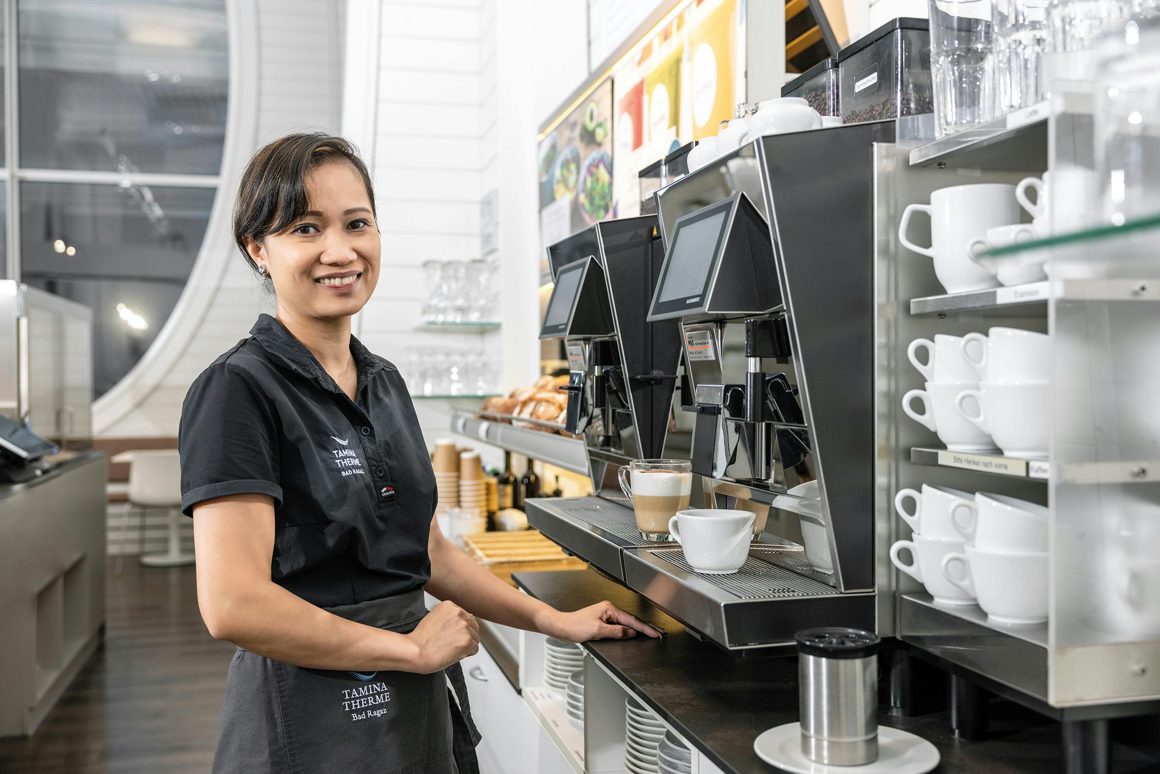 Eine Mitarbeiterin im Café der Tamina Therme bereitet Kaffee zu.