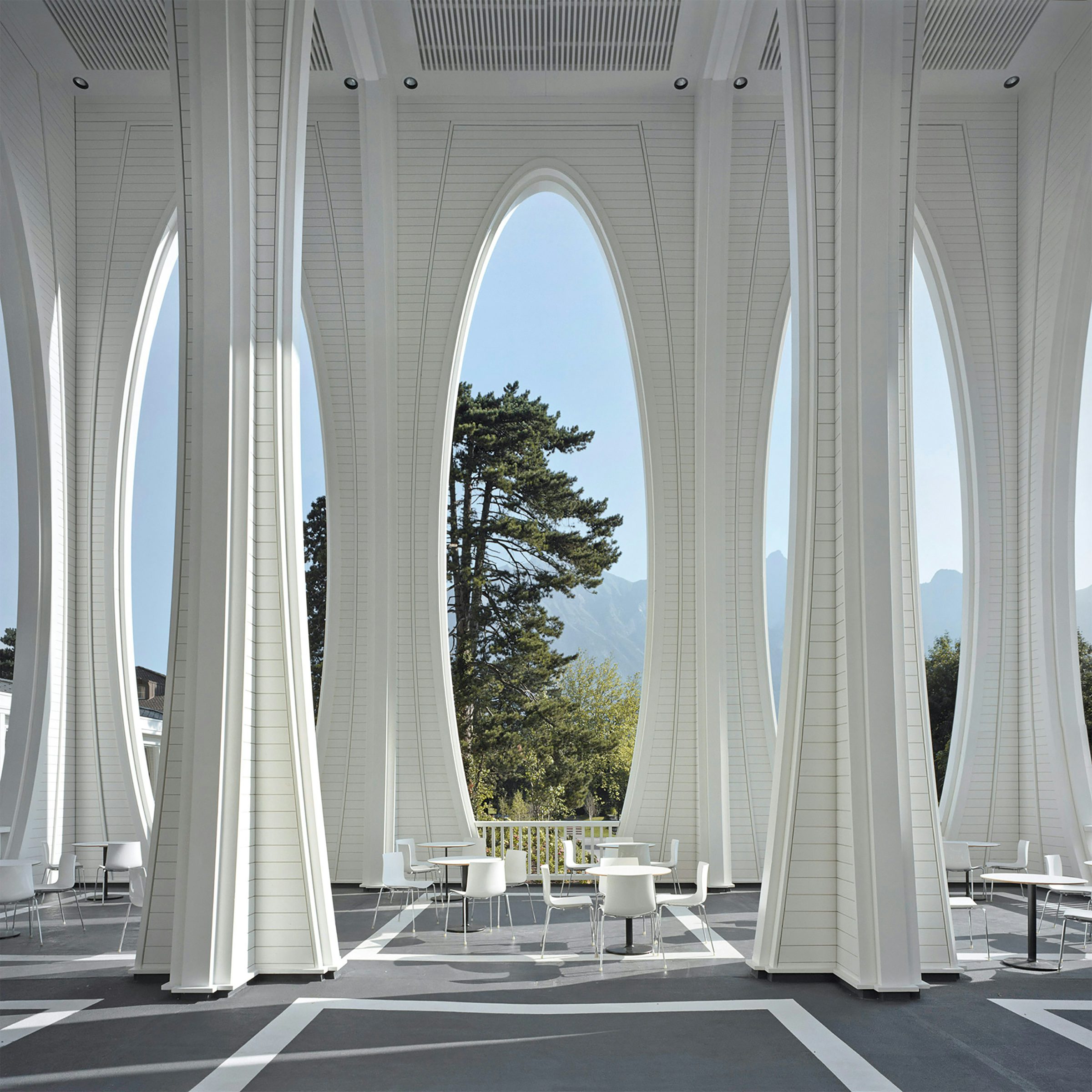 Die Tamina Therme im Außenbereich mit großen weißen Säulen und gemütlichen Sitzgelegenheiten.