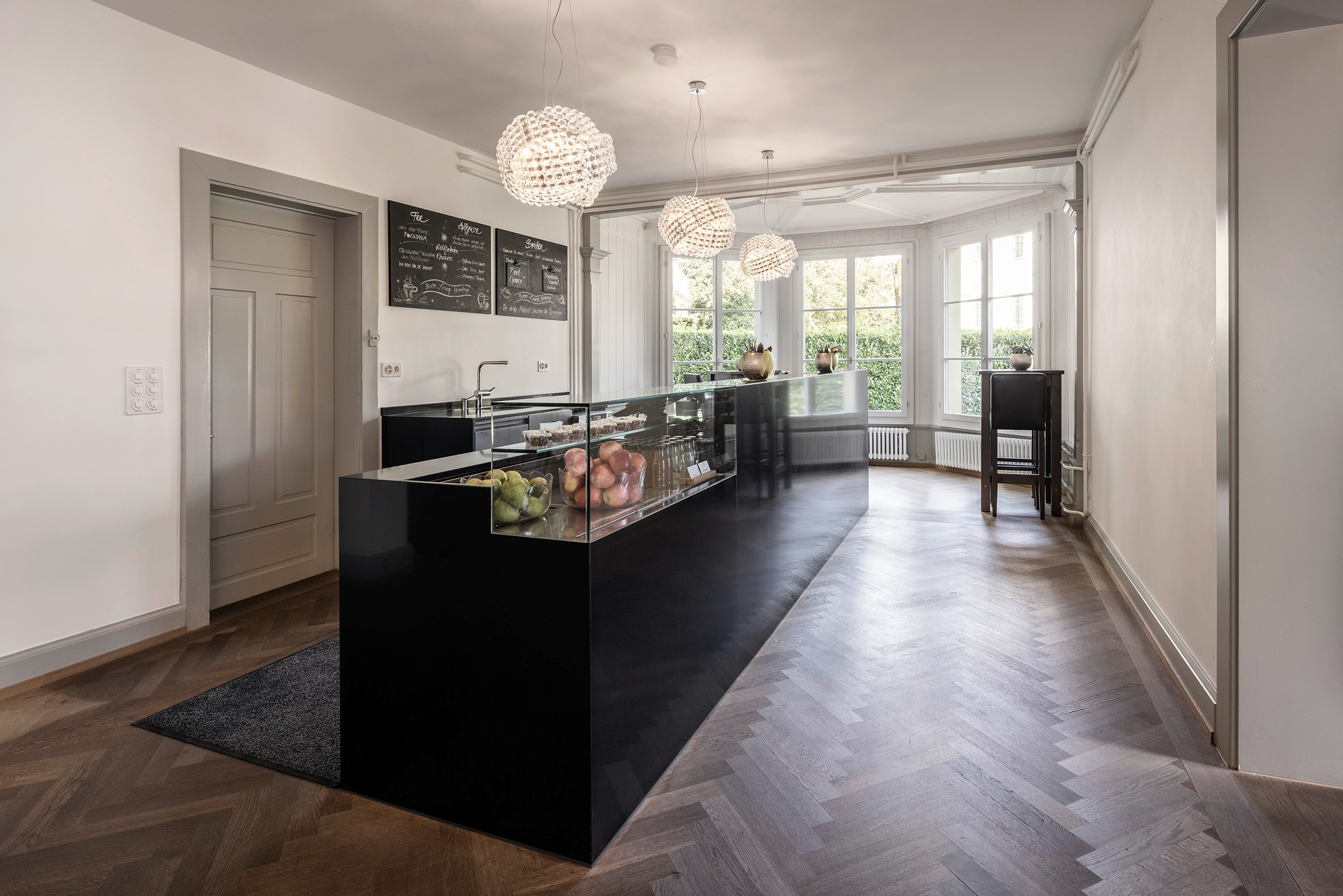 Blick auf den Tresen in der Bistro Lounge der besten Saunalandschaft der Schweiz.