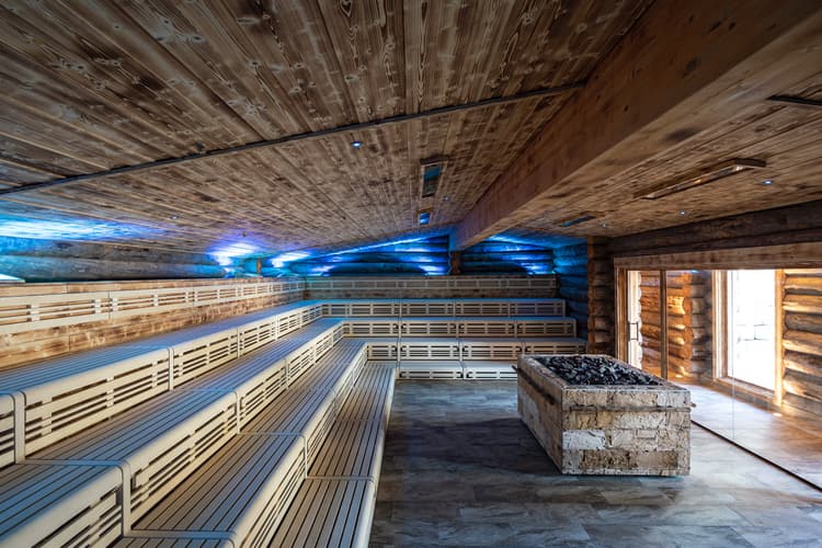 Innenaufnahme der Kelo Sauna in der Saunawelt der Tamina Therme in der Schweiz.