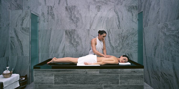 Eine Frau bekommt eine haki Massage.