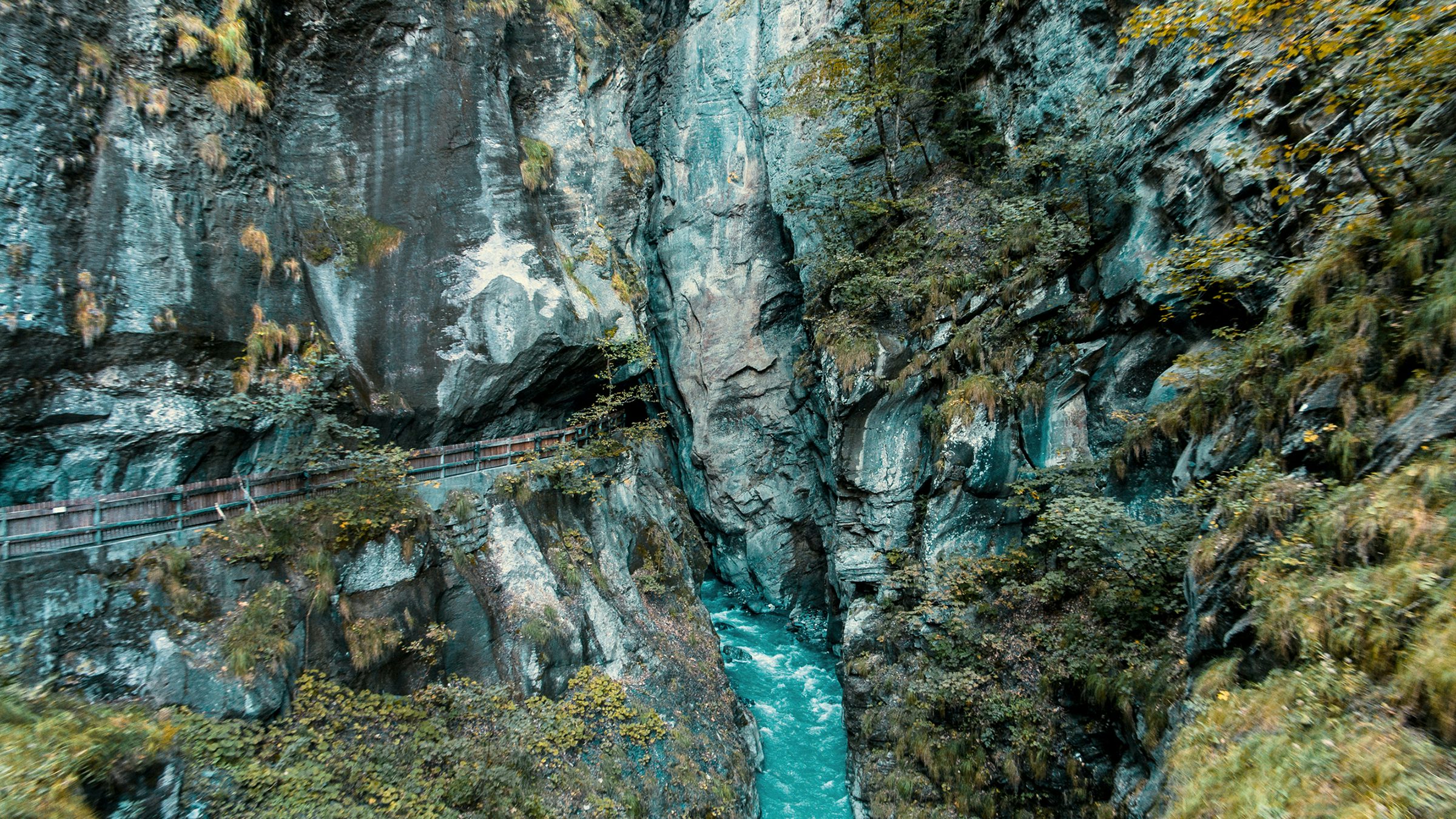 Sicht auf einen Felsen und die Taminaschlucht mit kristallklarem Wasser.