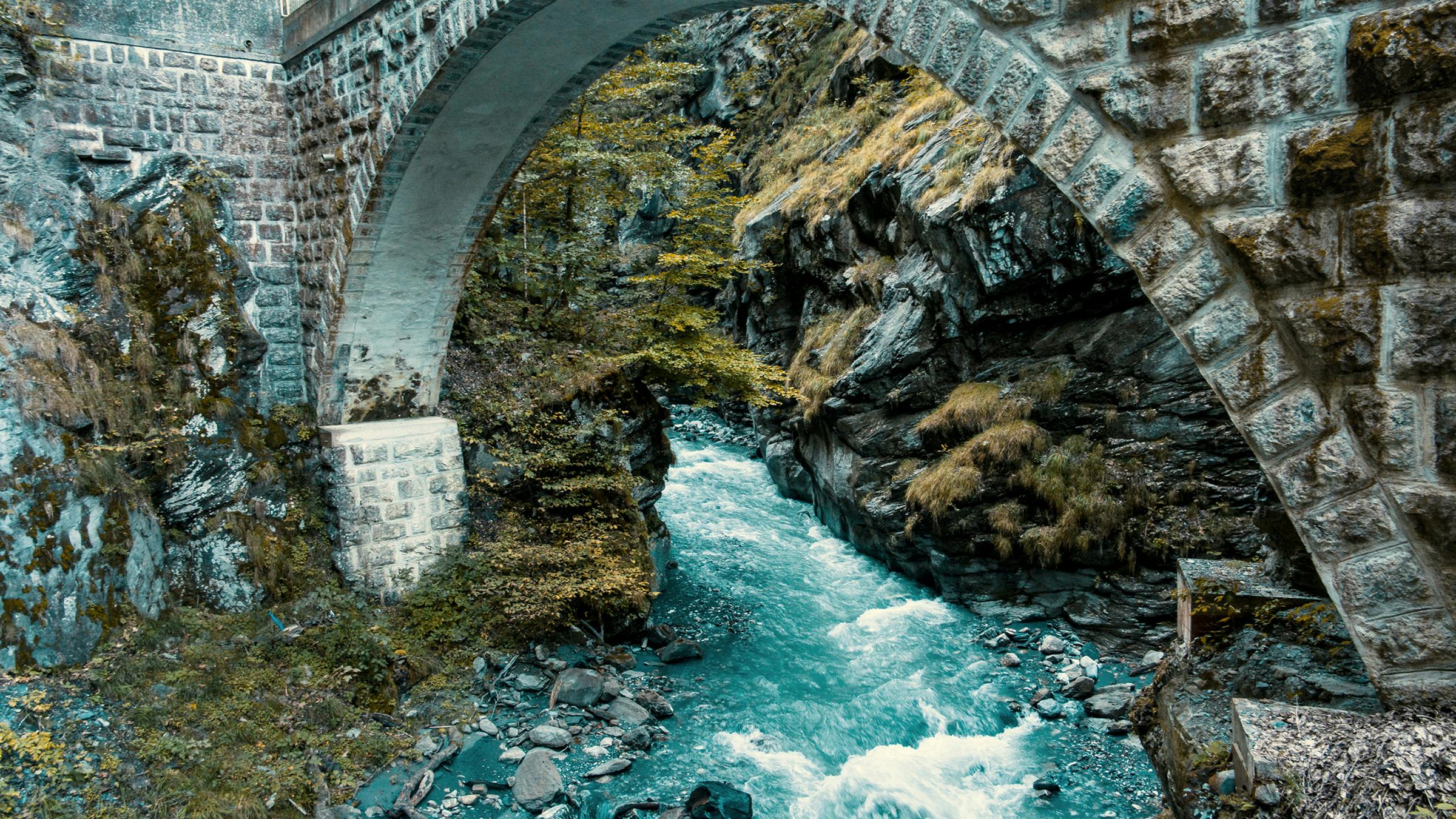 Die Taminaschlucht und eine Brücke, die über einen Fluss führt.