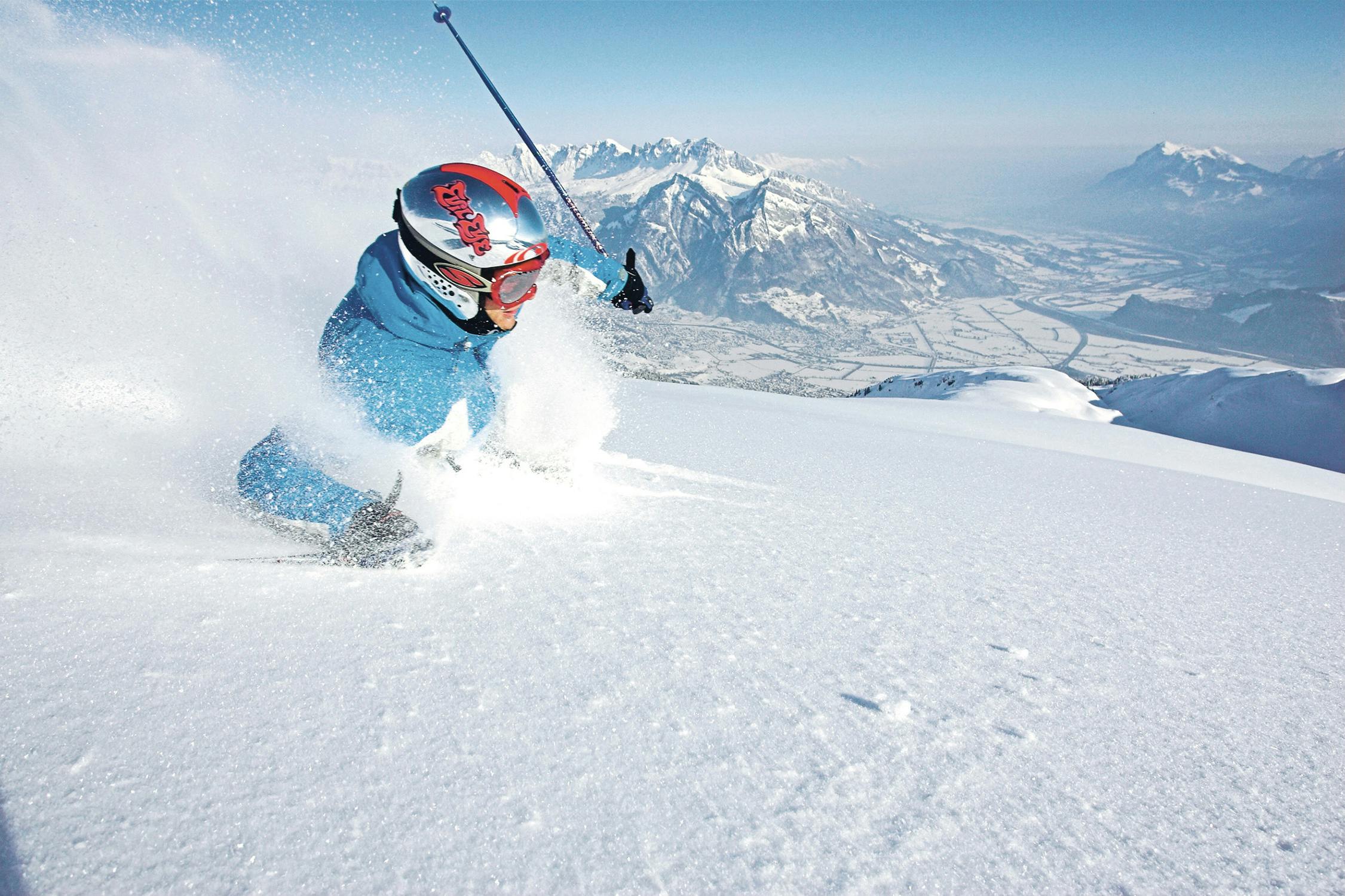 Eine Person beim Ski fahren am Pizol.