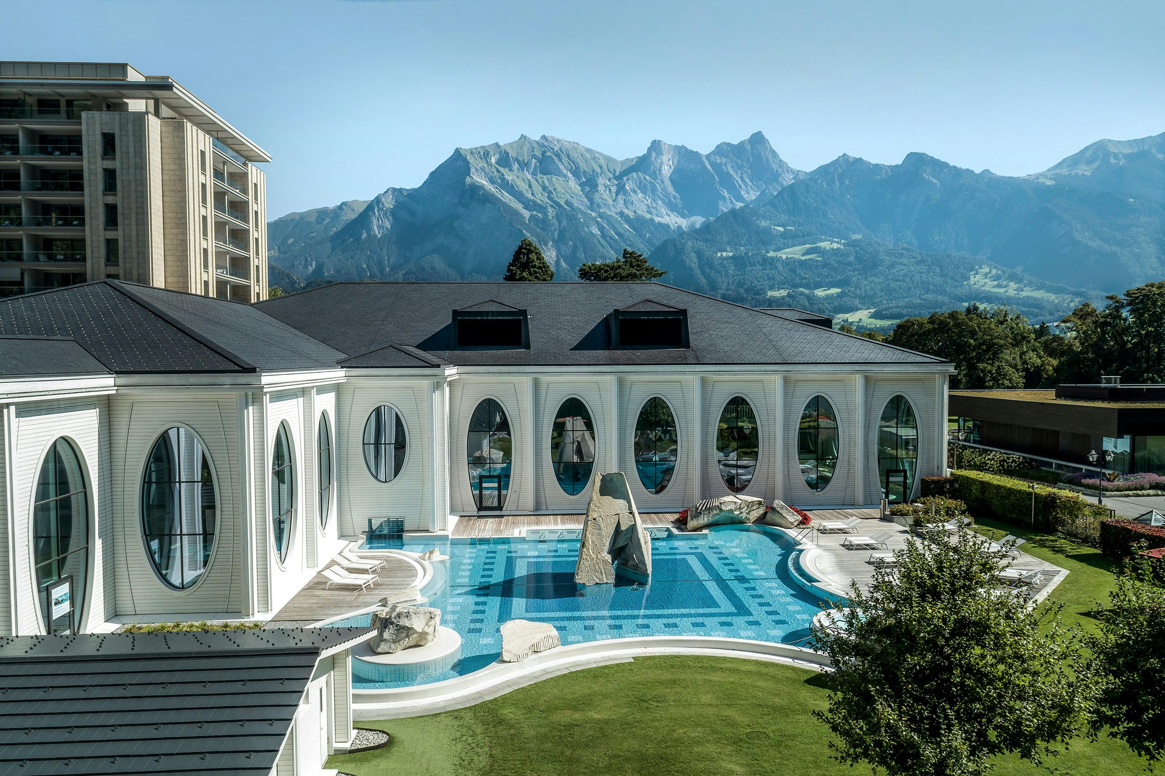 Blick auf das Außenbad der Tamina Therme in der Schweiz.
