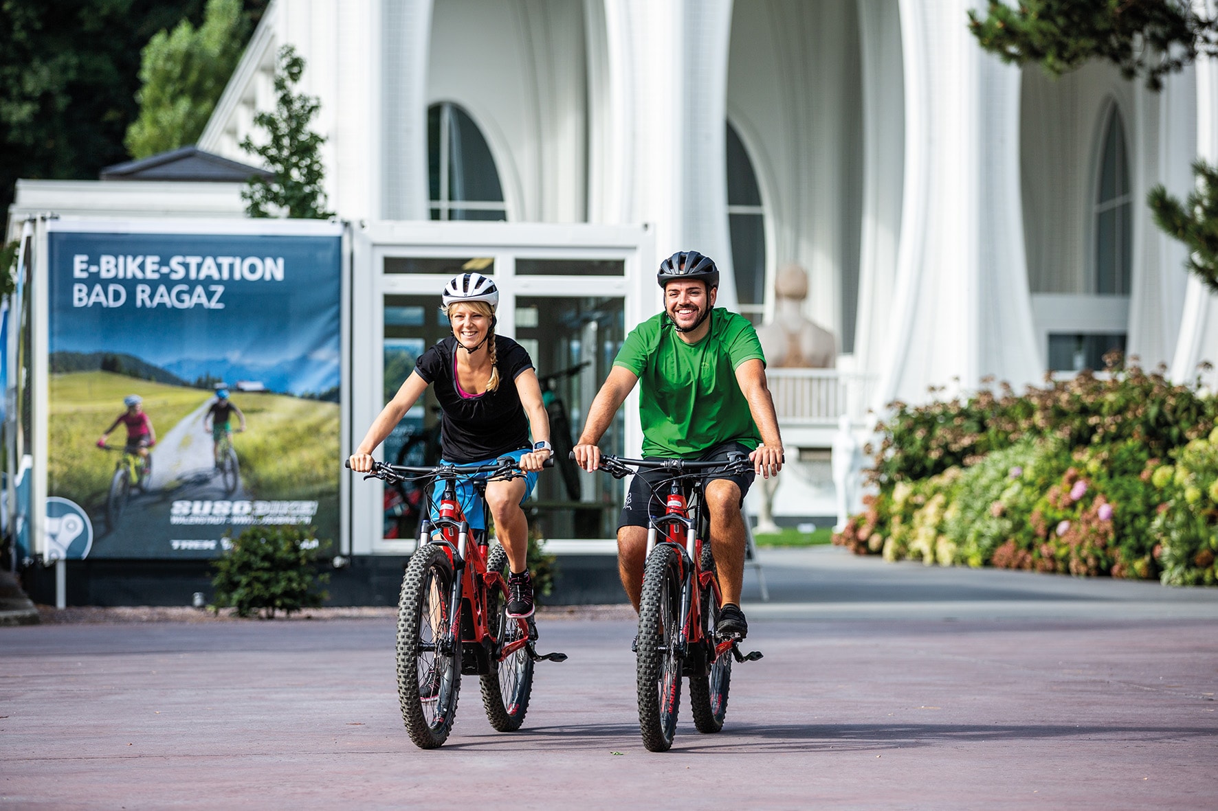 Ein Pärchen fährt mit ihren E-Bikes von der Tamina Therme los.