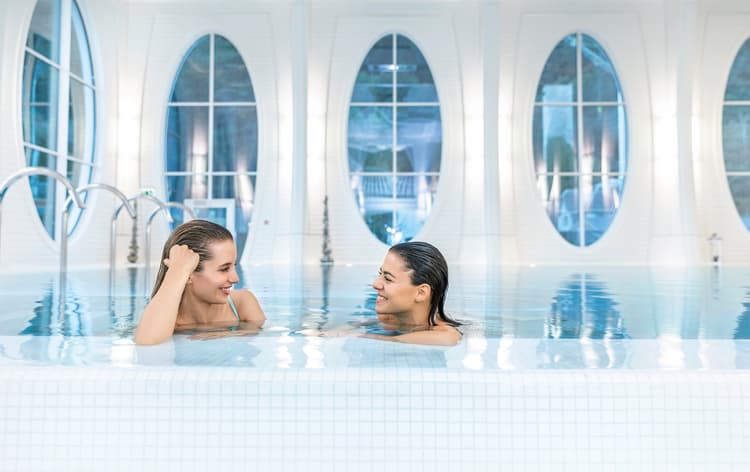 Zwei Frauen sind am Plaudern im Thermalbad der Tamina Therme.