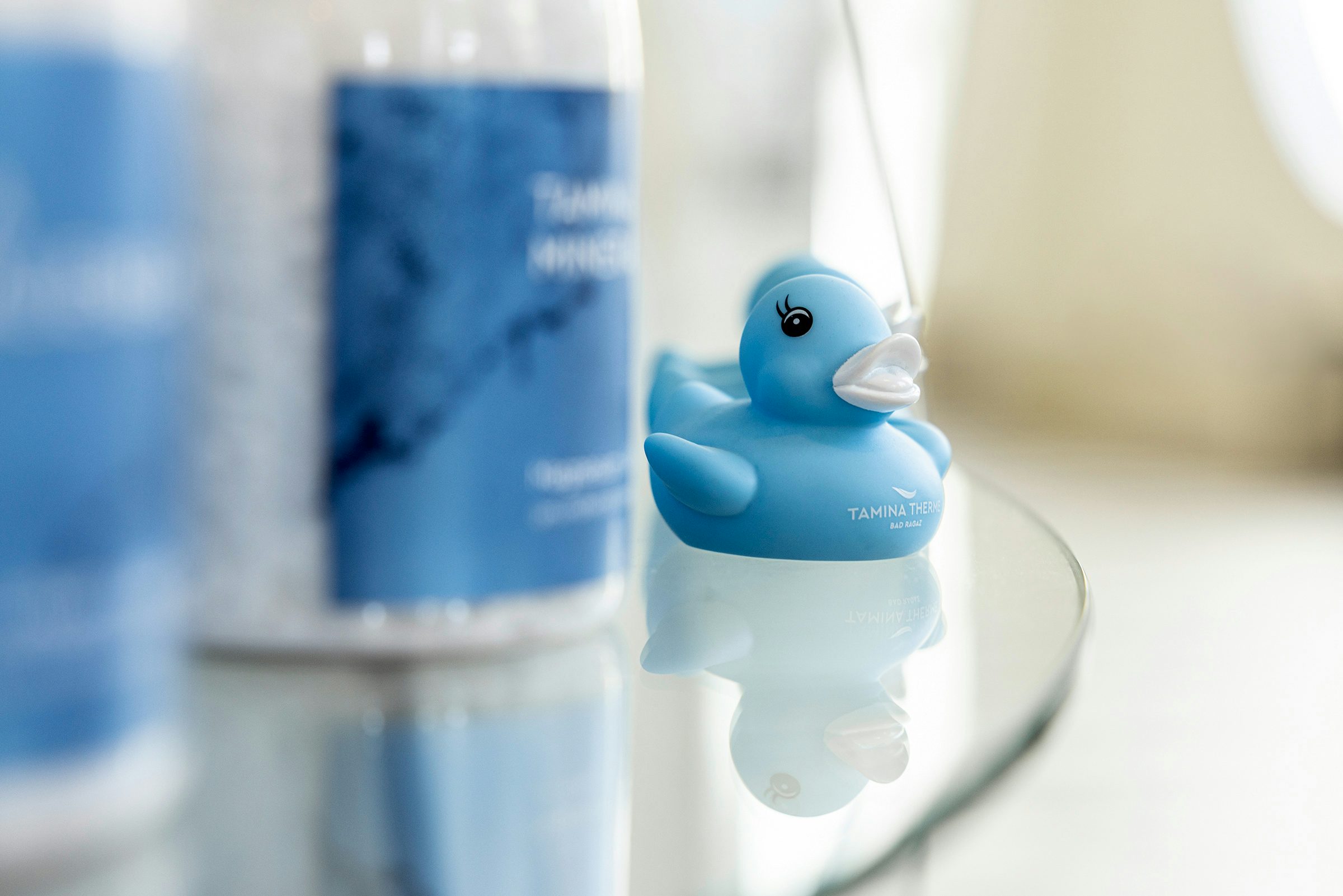 Detailaufnahme einer blauen Bade-Ente stehend in einem Verkaufsregal.