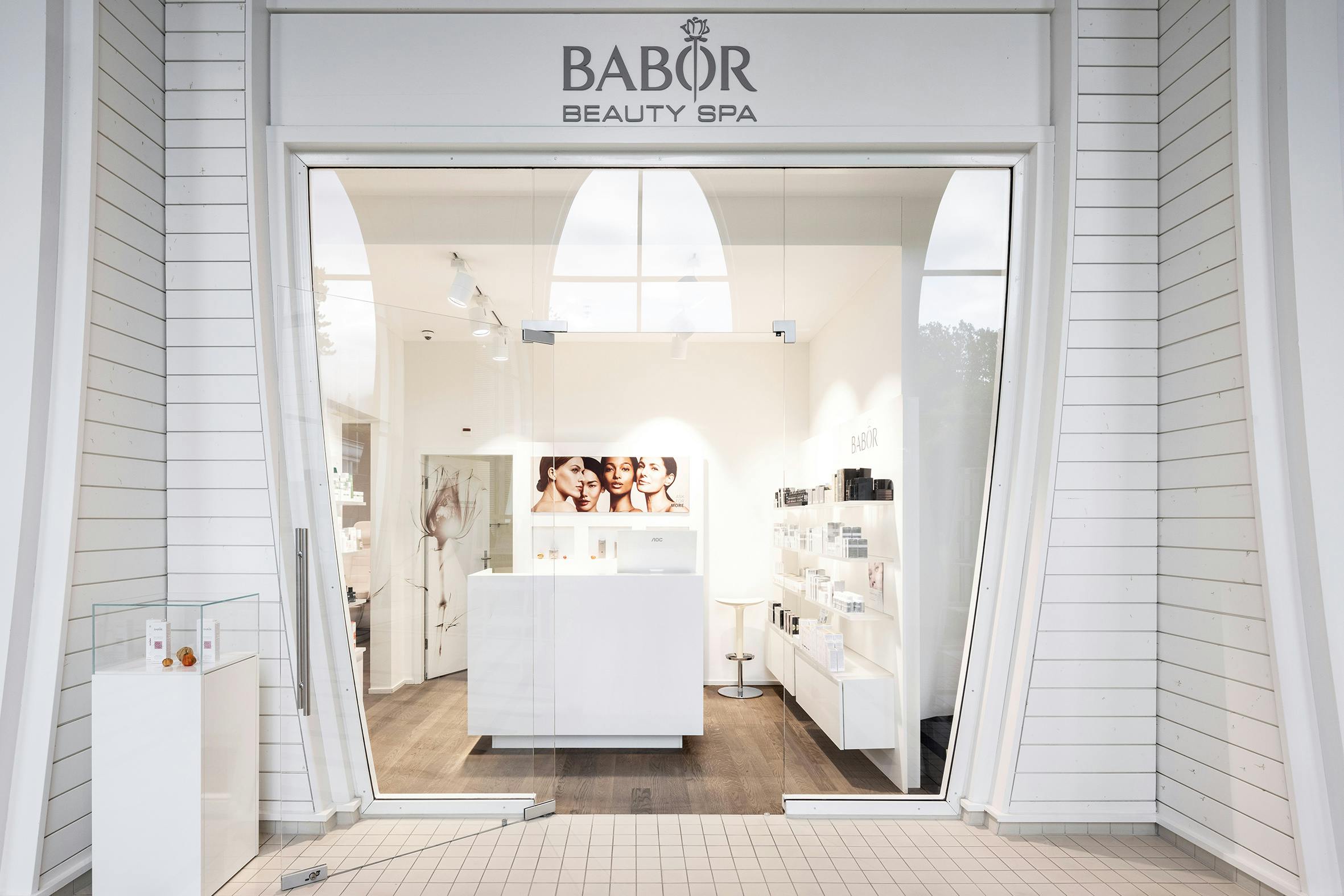 Blick auf den Eingang des BABOR Shops in der Tamina Therme in Bad Ragaz.