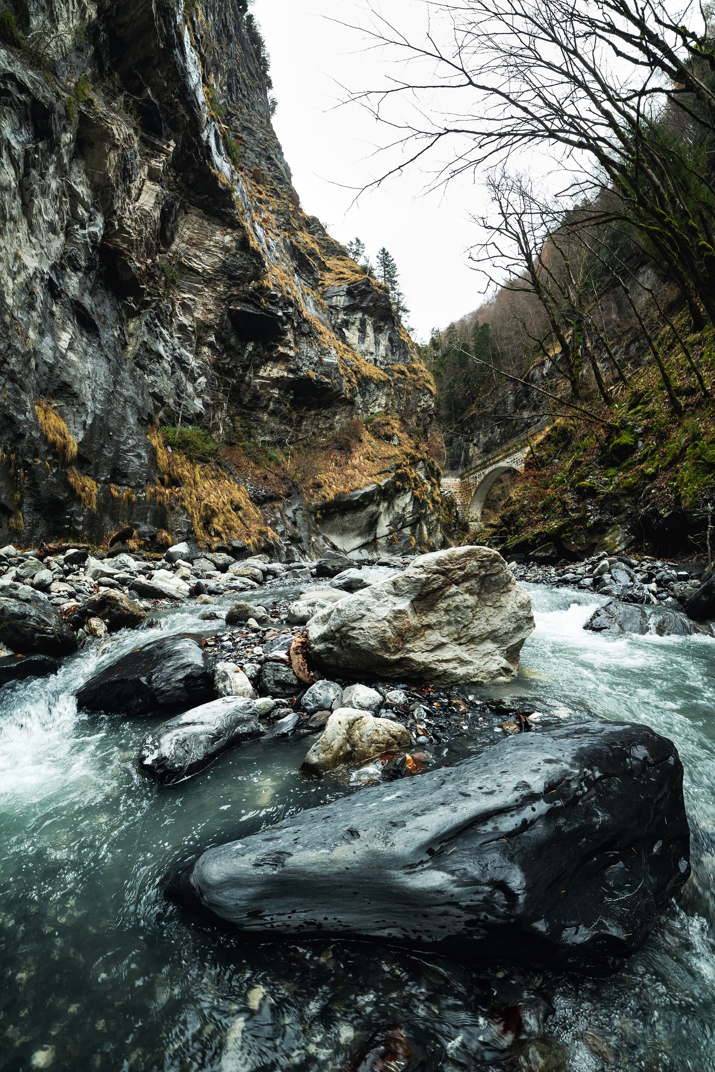 Blick auf die Taminaschlucht, wo türkisblaues Wasser durch die Gesteine läuft.