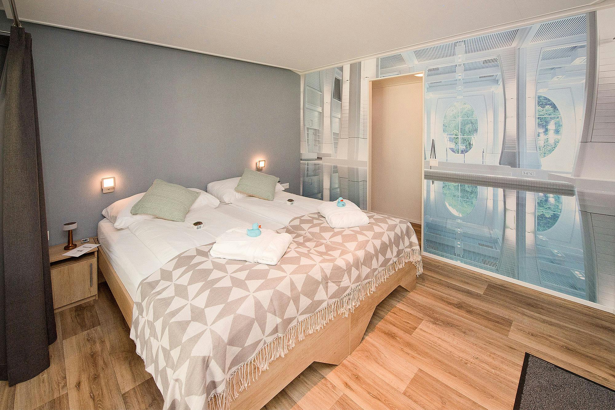 Innenaufnahme eines Hotelzimmers mit Doppelbett im Giessen Park.