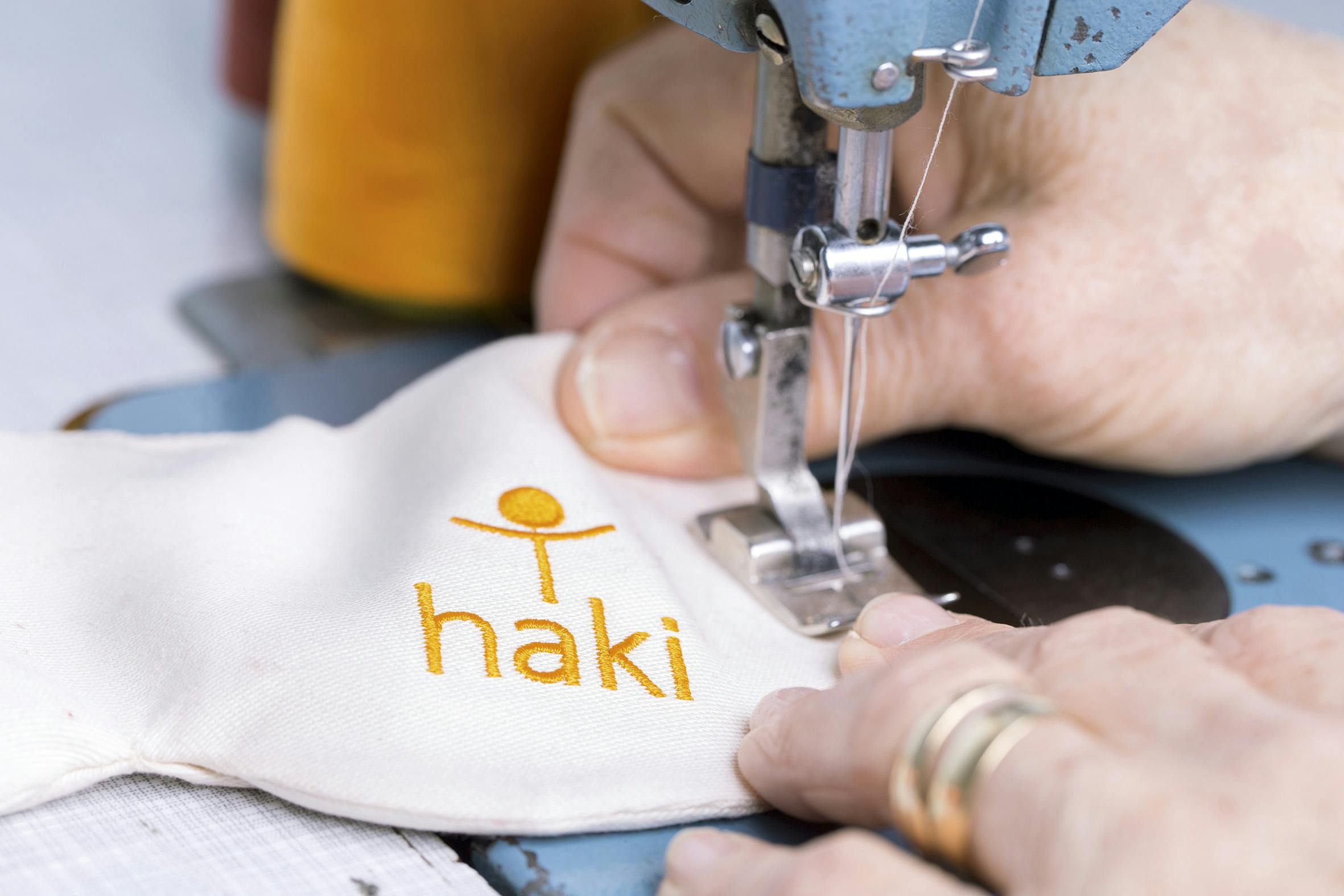 Detailaufnahme während des Nähens eines Augenkissens mit der Aufschrift "Haki".