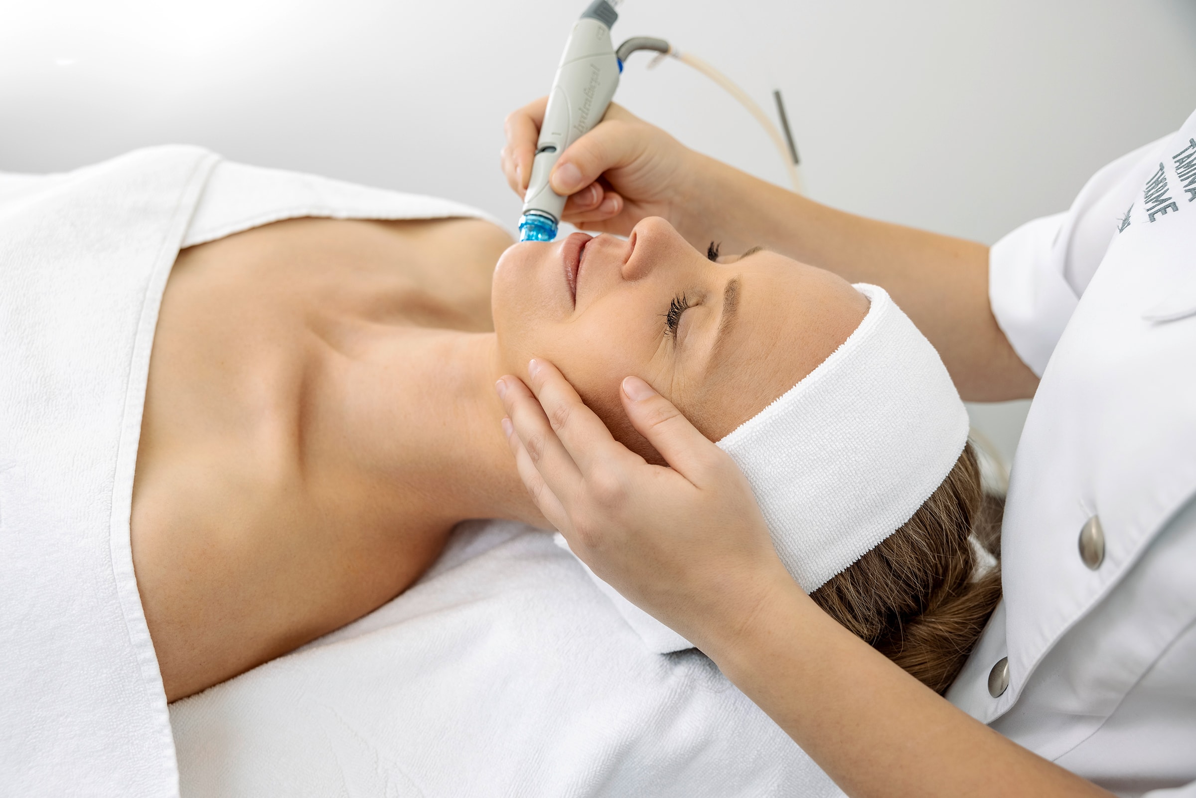 Eine Frau erhält das Treatment Hydrafacial in der Tamina Therme in Bad Ragaz.
