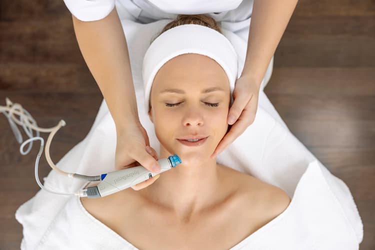 Durchführung einer Hydrafacia Behandlung bei einer Kundin in der Tamina Therme in Bad Ragaz.