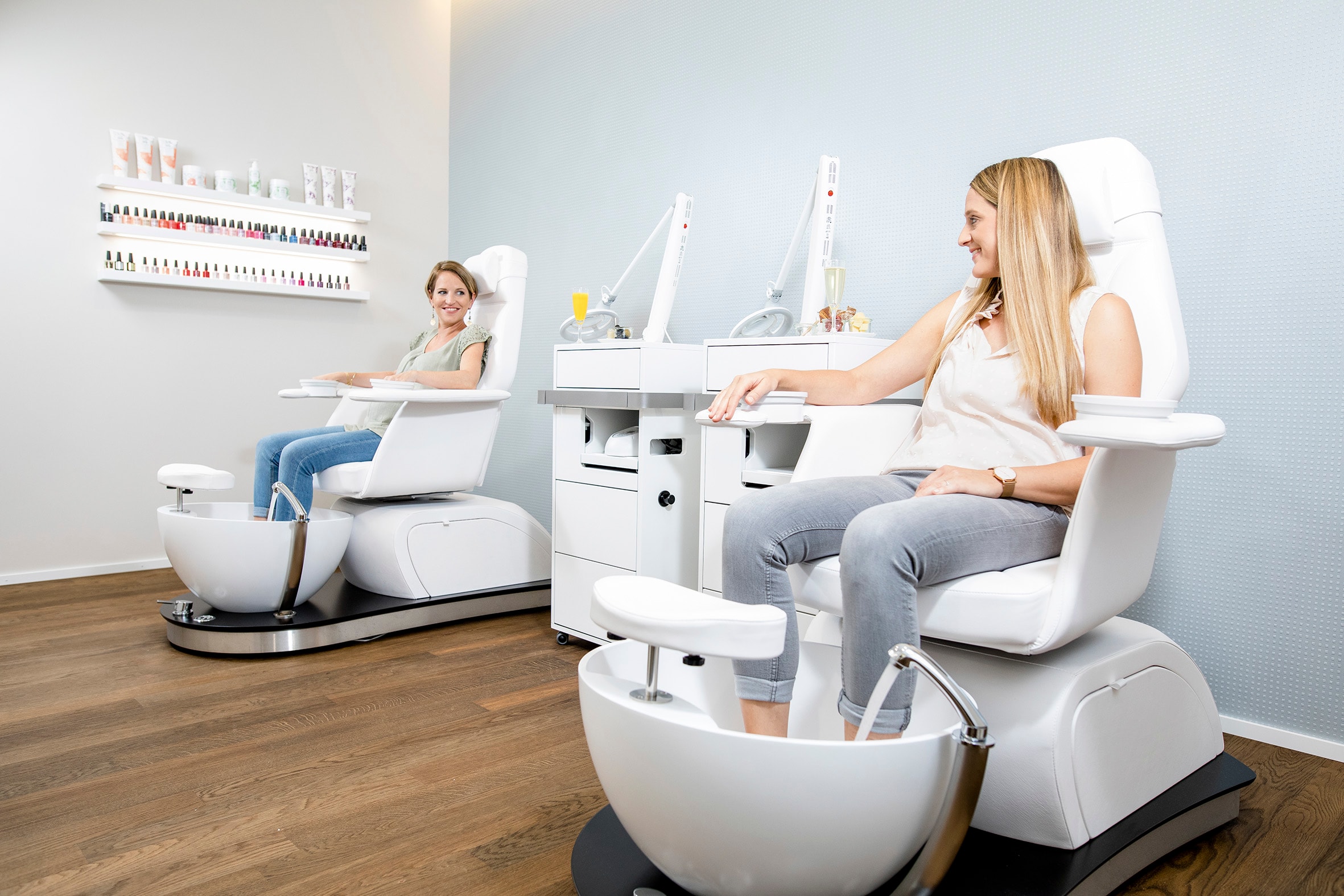 Zwei Frauen lassen sich eine Pediküre geben.