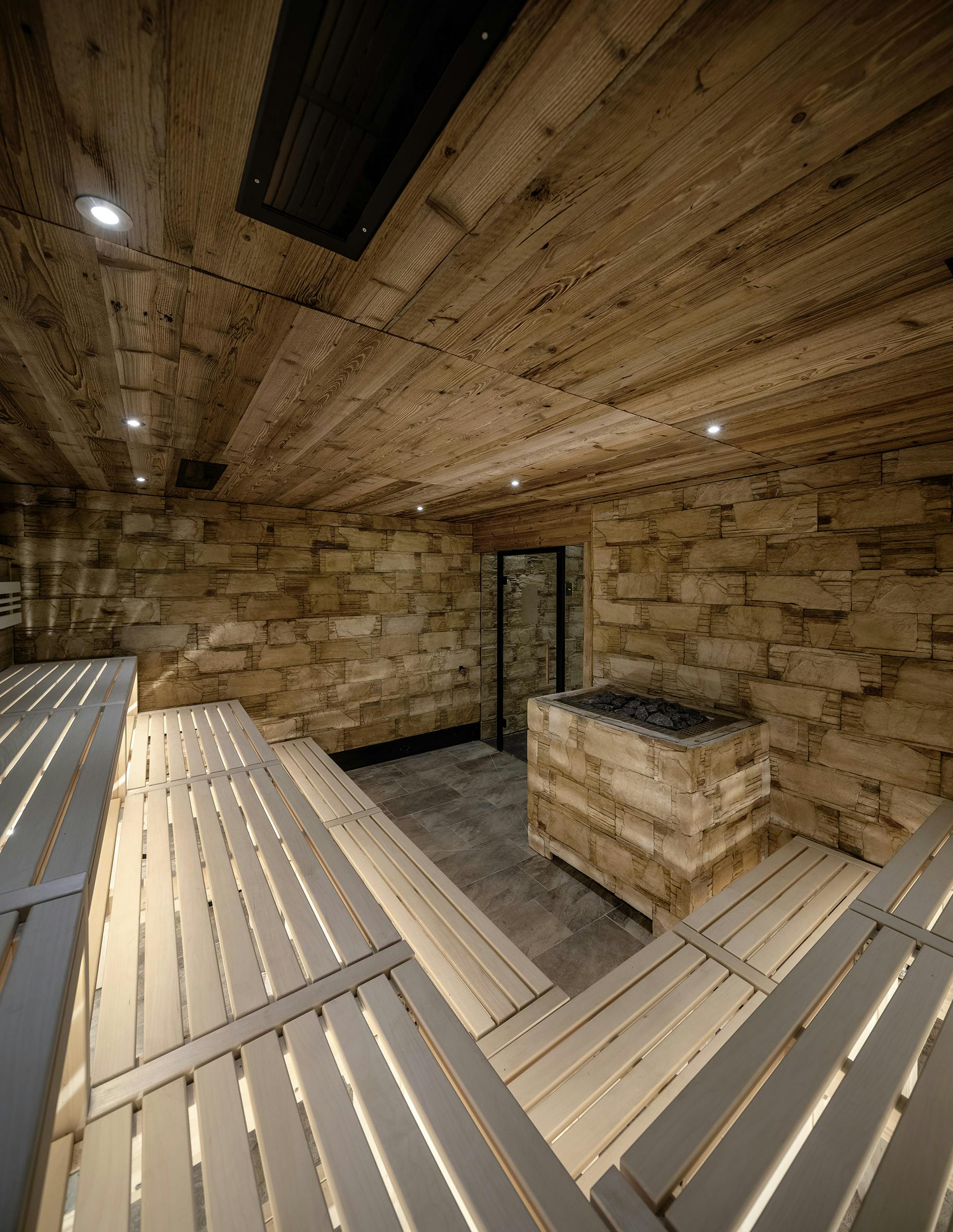 Einblick in die Holzbänke der Bio Sauna der Tamina Therme.