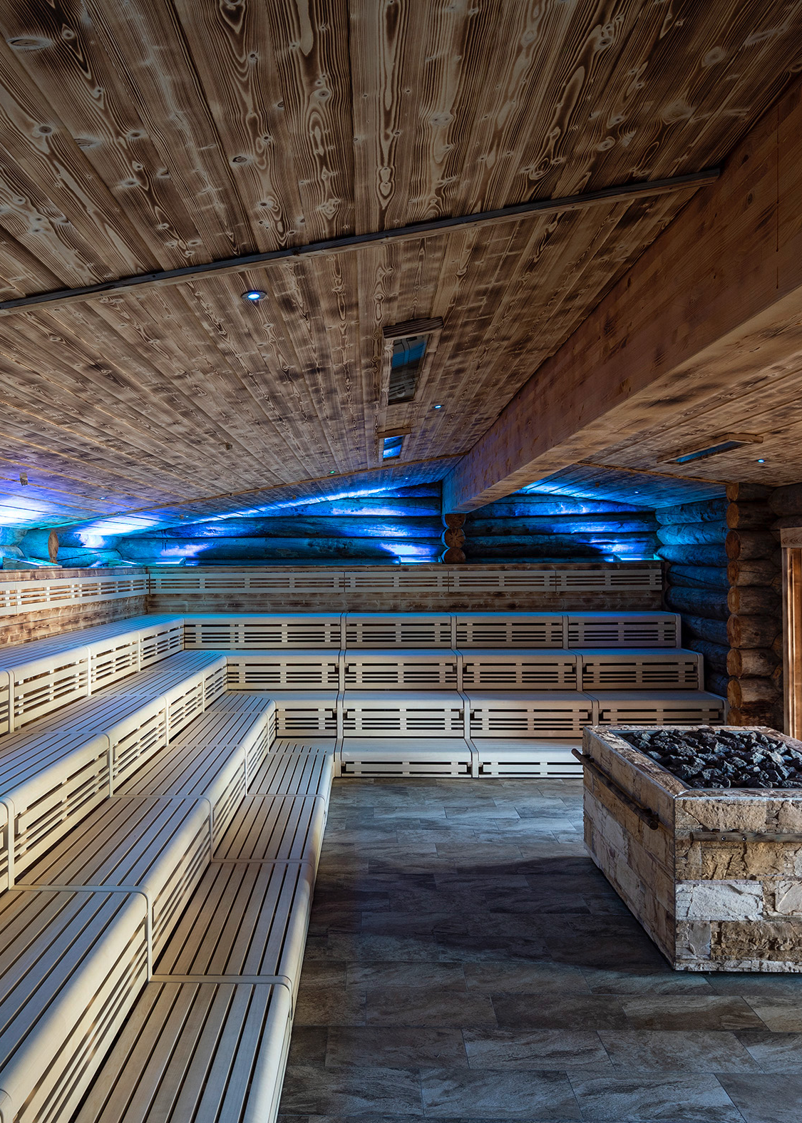 Innenaufnahme der Kelo Sauna in der Saunawelt der Tamina Therme in der Schweiz.