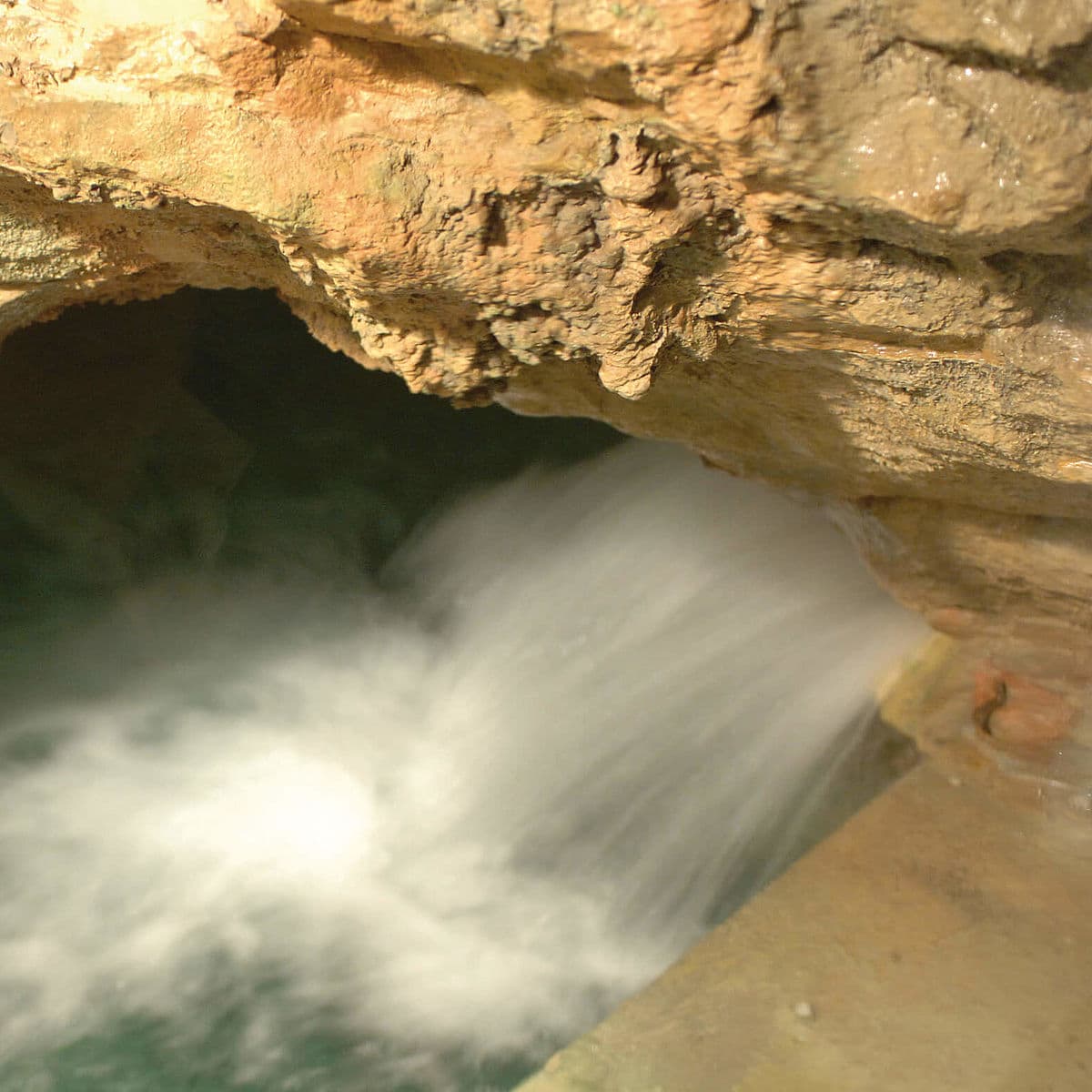 Detailaufnahme einer sprudelnden Quelle in der Tamina Schlucht.