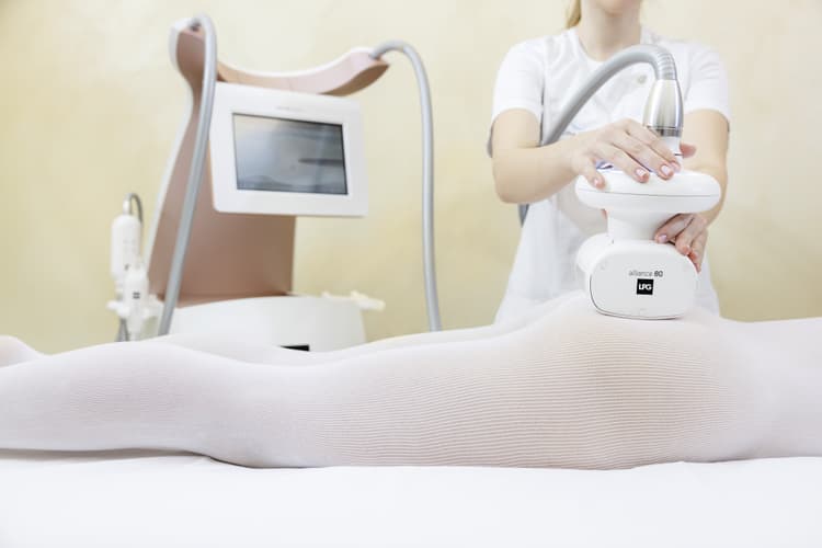 Frau behandelt Kunden mit LPG Gereat am Gesaess