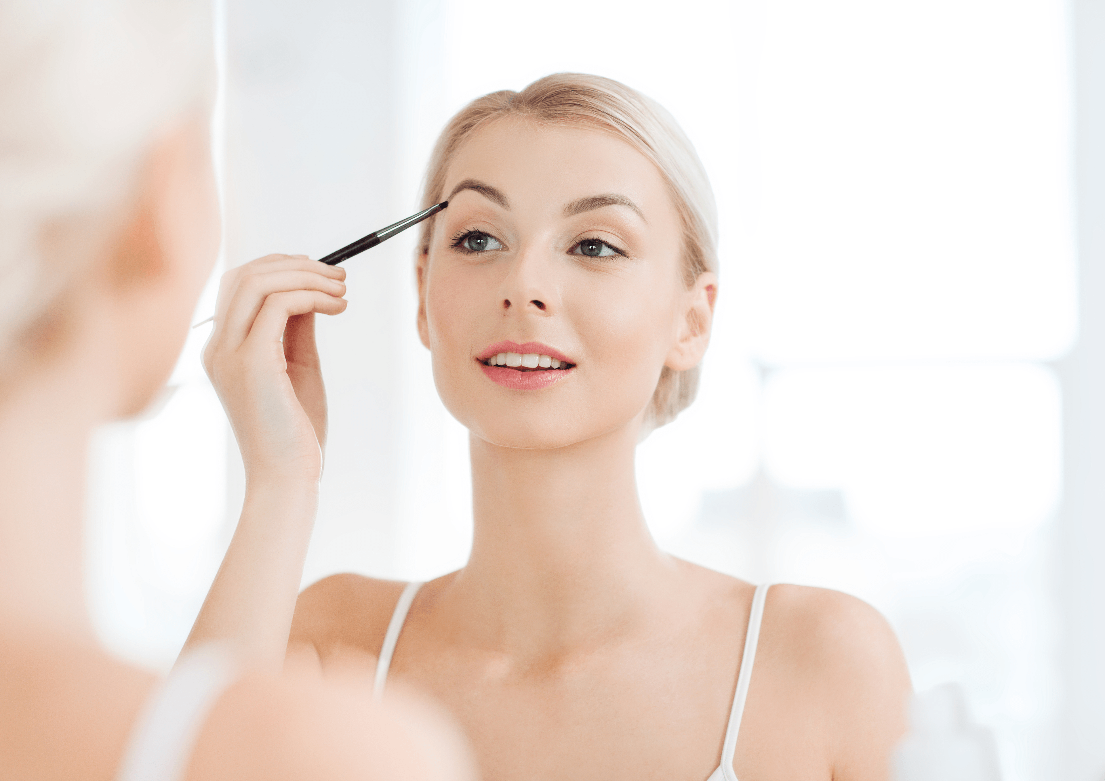 Frau schminkt sich