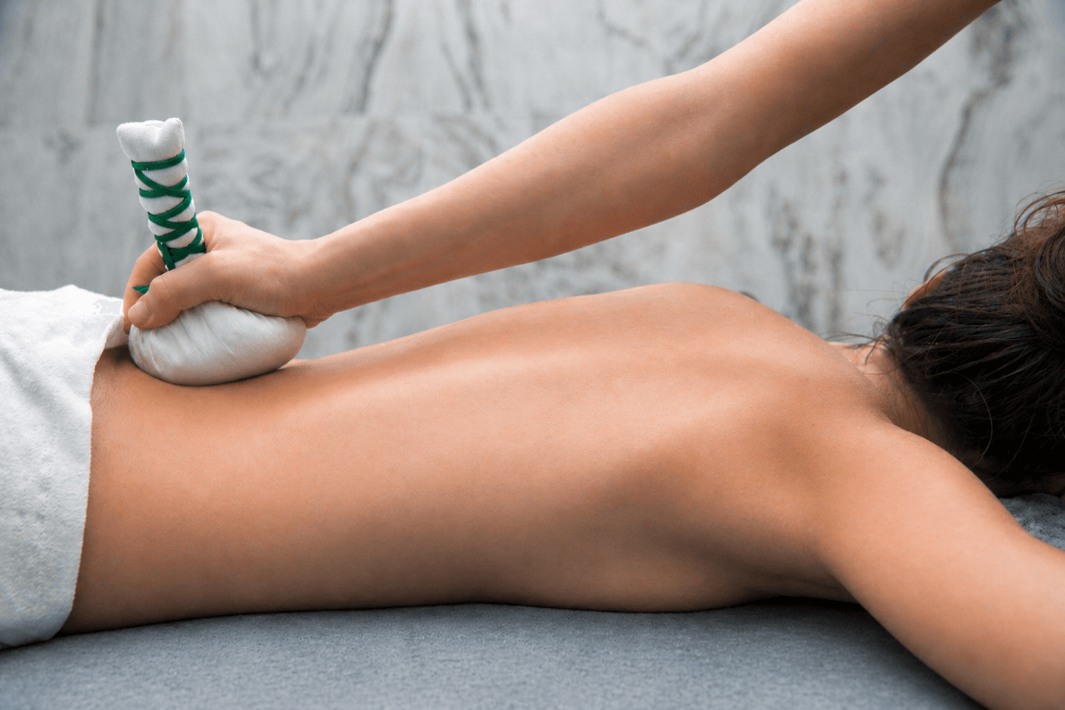Bergkräuterstempelmassage