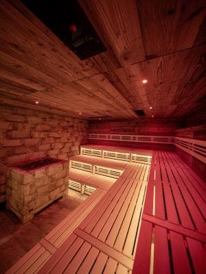 Blick in die Finnische Sauna in der Saunawelt der Tamina Therme.