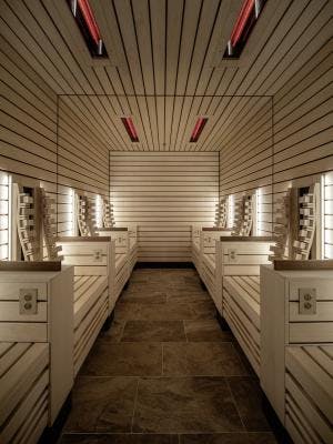 Blick in die Infrarot-Sauna in der Saunawelt der Tamina Therme.