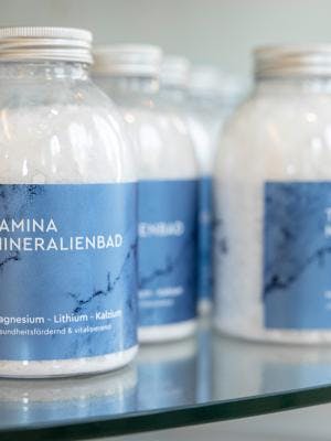 Detailaufnahme mehrerer Mineralienbad-Flaschen in der Boutique der Tamina Therme.