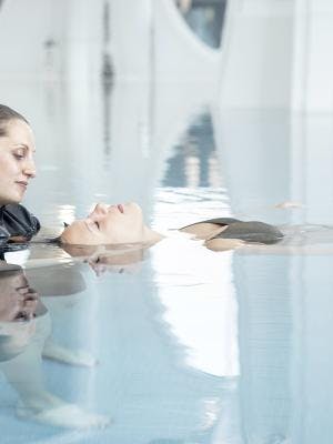 Eine Therapeutin und eine Frau im Wasser zur haki Flow Übung.