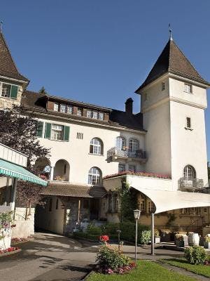 Blick auf das weiße Schloss Hotel in Bad Ragaz.