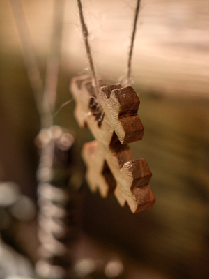 Detailaufnahme des Zeichen Mara geschnitzt aus Holz in der Saunawelt der Tamina Therme.