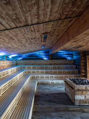 Innenaufnahme der Kelo Sauna in der Saunawelt der Tamina Therme in der Schweiz.