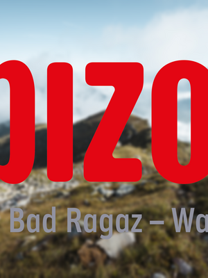 Logo Pizol mit einer Bergkulisse im Hintergrund.